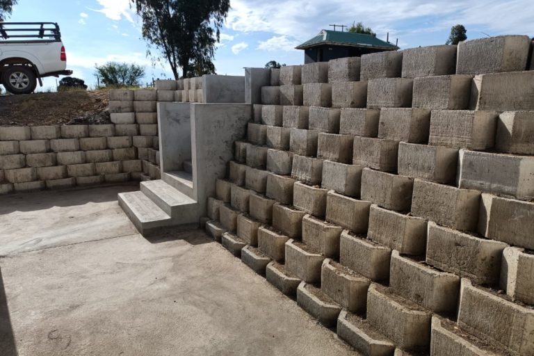 Retaining Blocks (4)